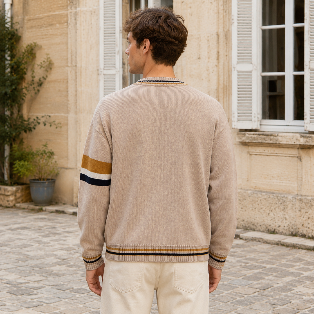 Dos du cardigan beige avec bas côtelé rayé et bande sur la manche