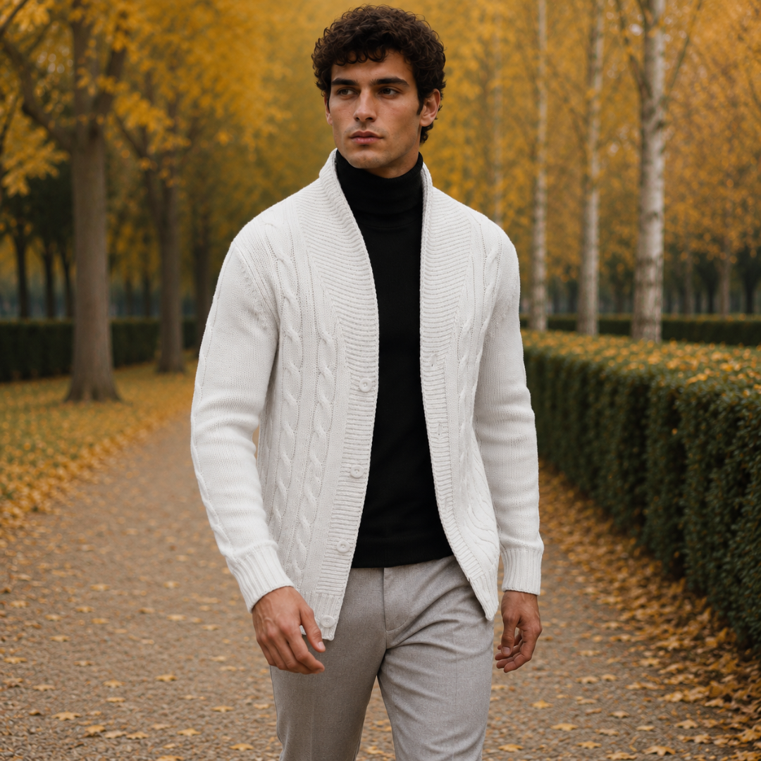 Cardigan blanc homme en maille torsadée porté sur un col roulé noir
