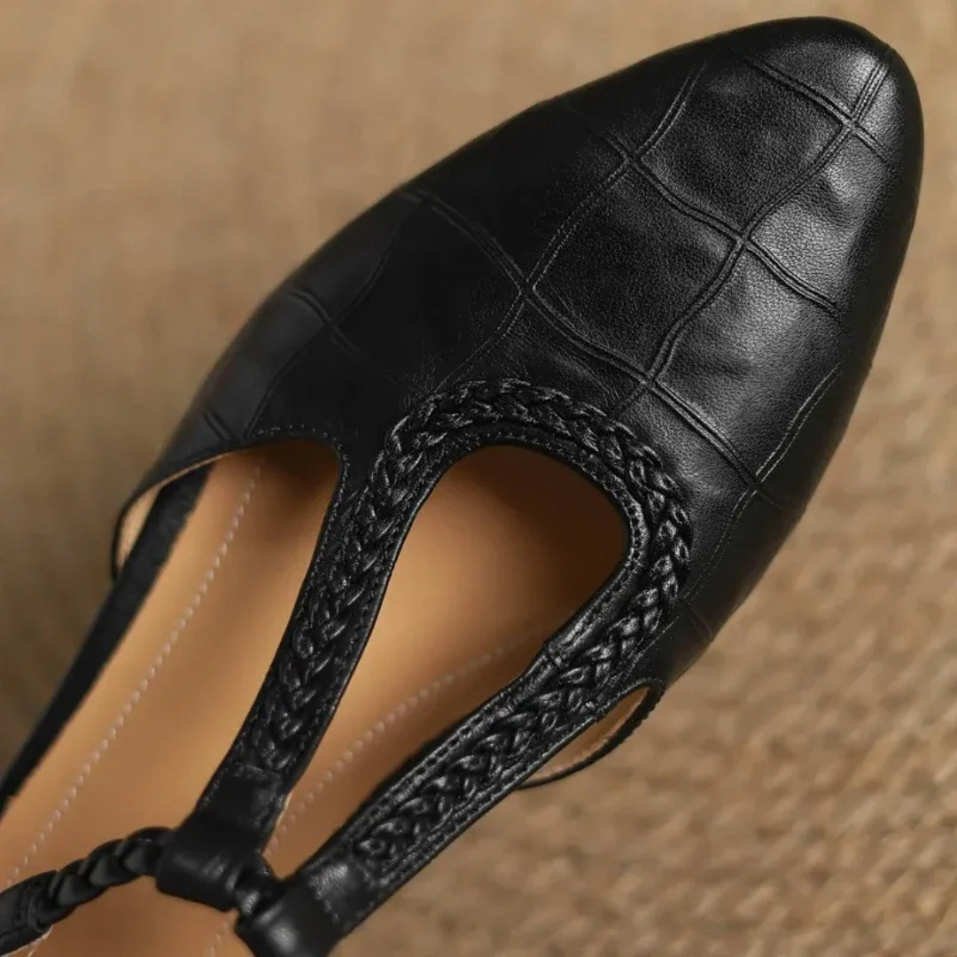 Gros plan sur le motif grainé façon croco de la chaussure noire, vue de dessus