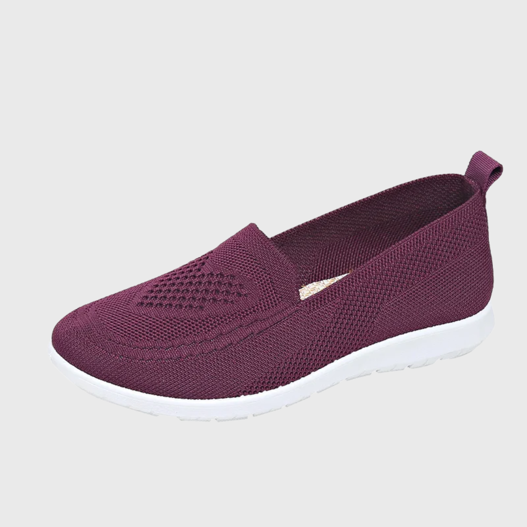 Une chaussure slip-on mauve, vue rapprochée du pied