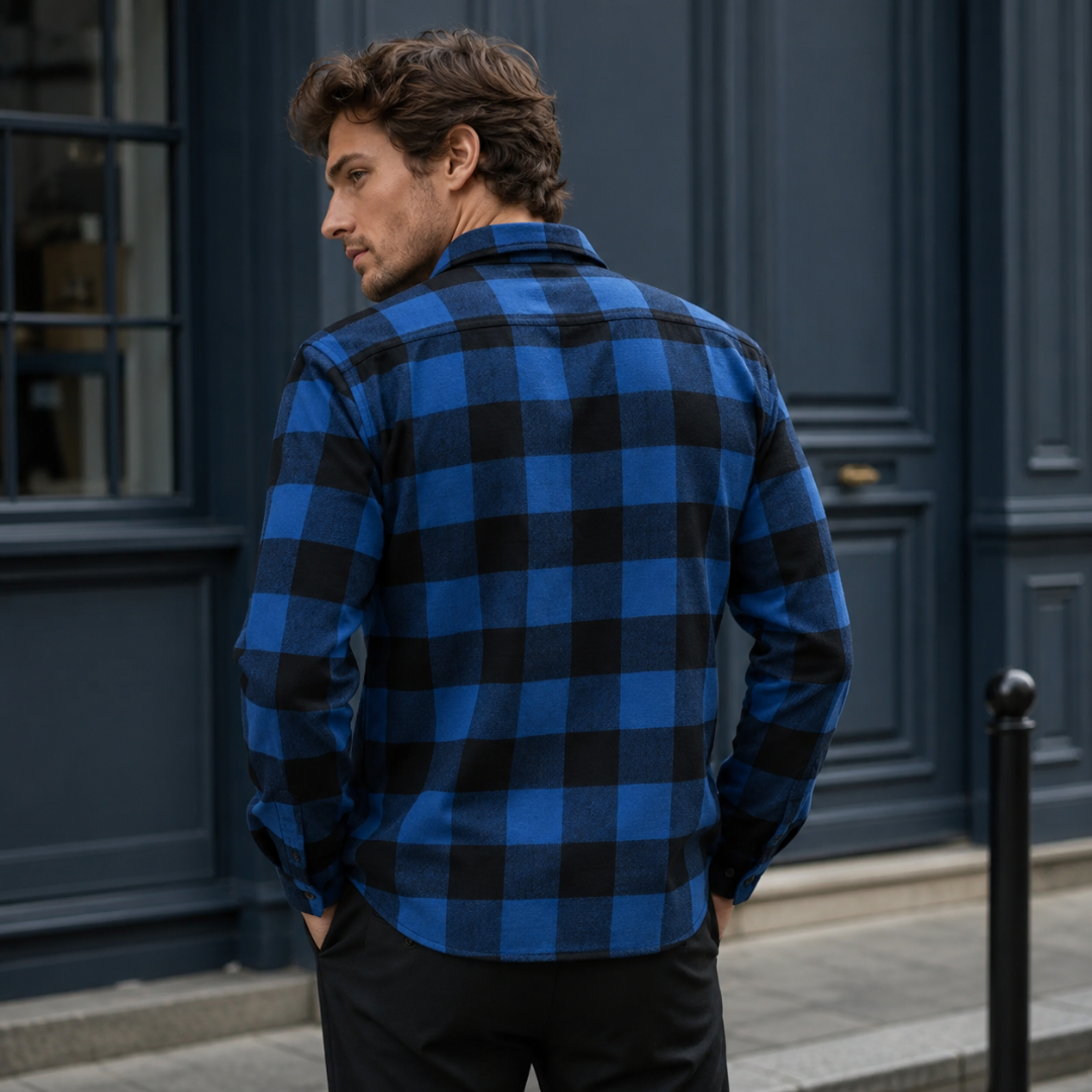 Dos de la chemise bleue à carreaux, bas arrondi et coupe décontractée