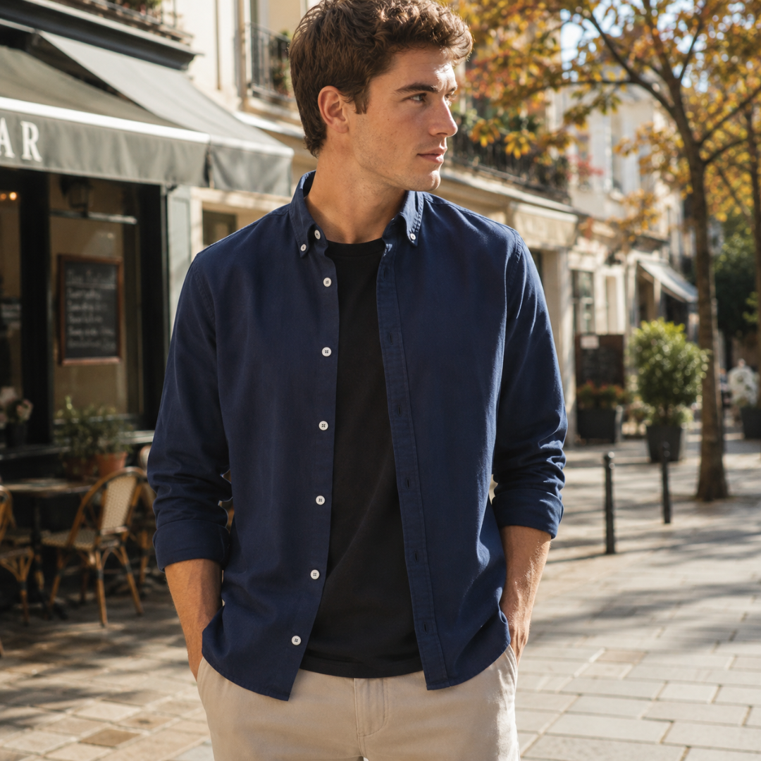 Chemise homme bleu marine ouverte à col boutonné sur un tee-shirt noir
