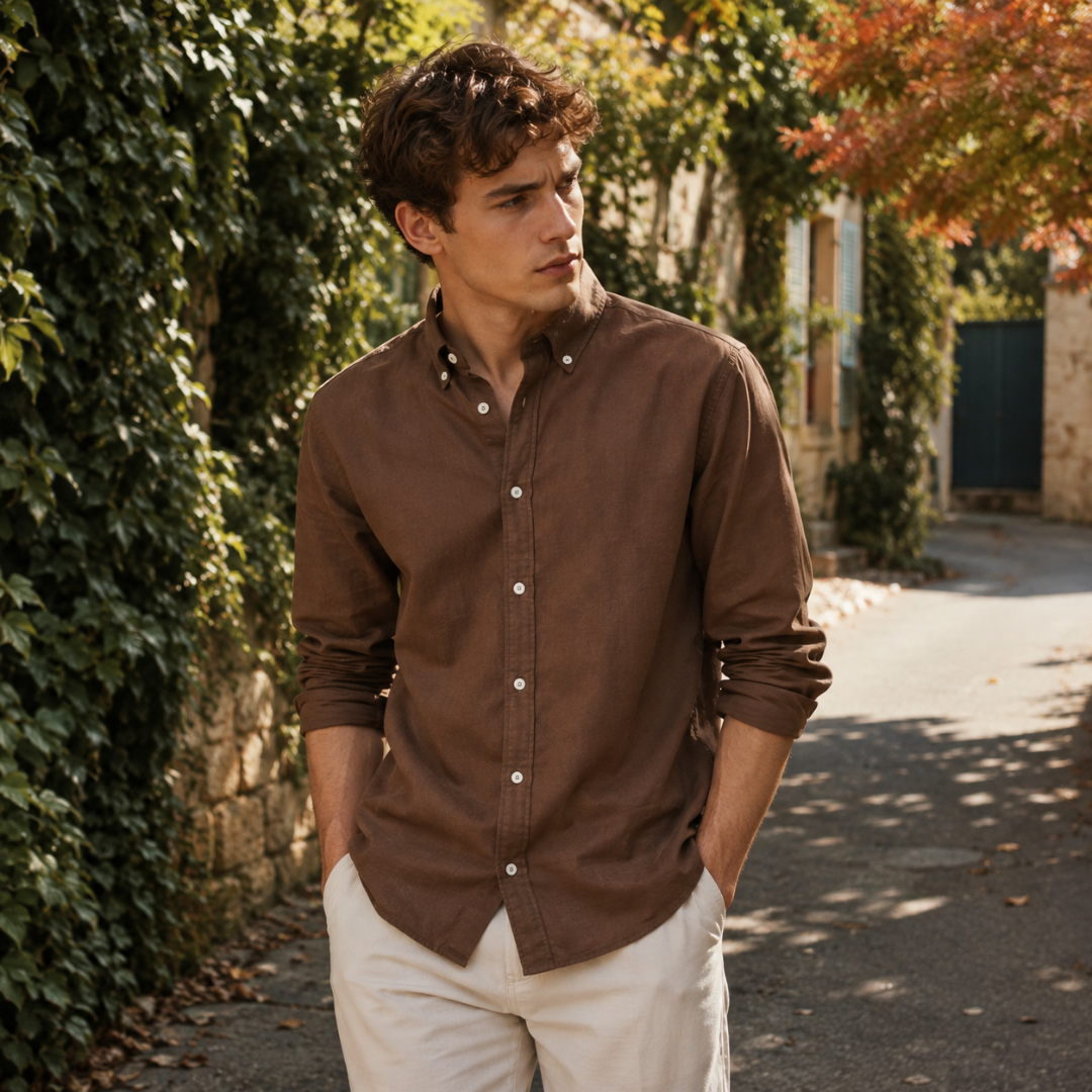 Chemise homme marron à col boutonné associée à un pantalon clair