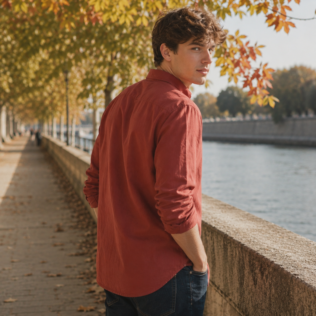 Chemise homme rouge vue de dos avec bas arrondi et empiècement d'épaules