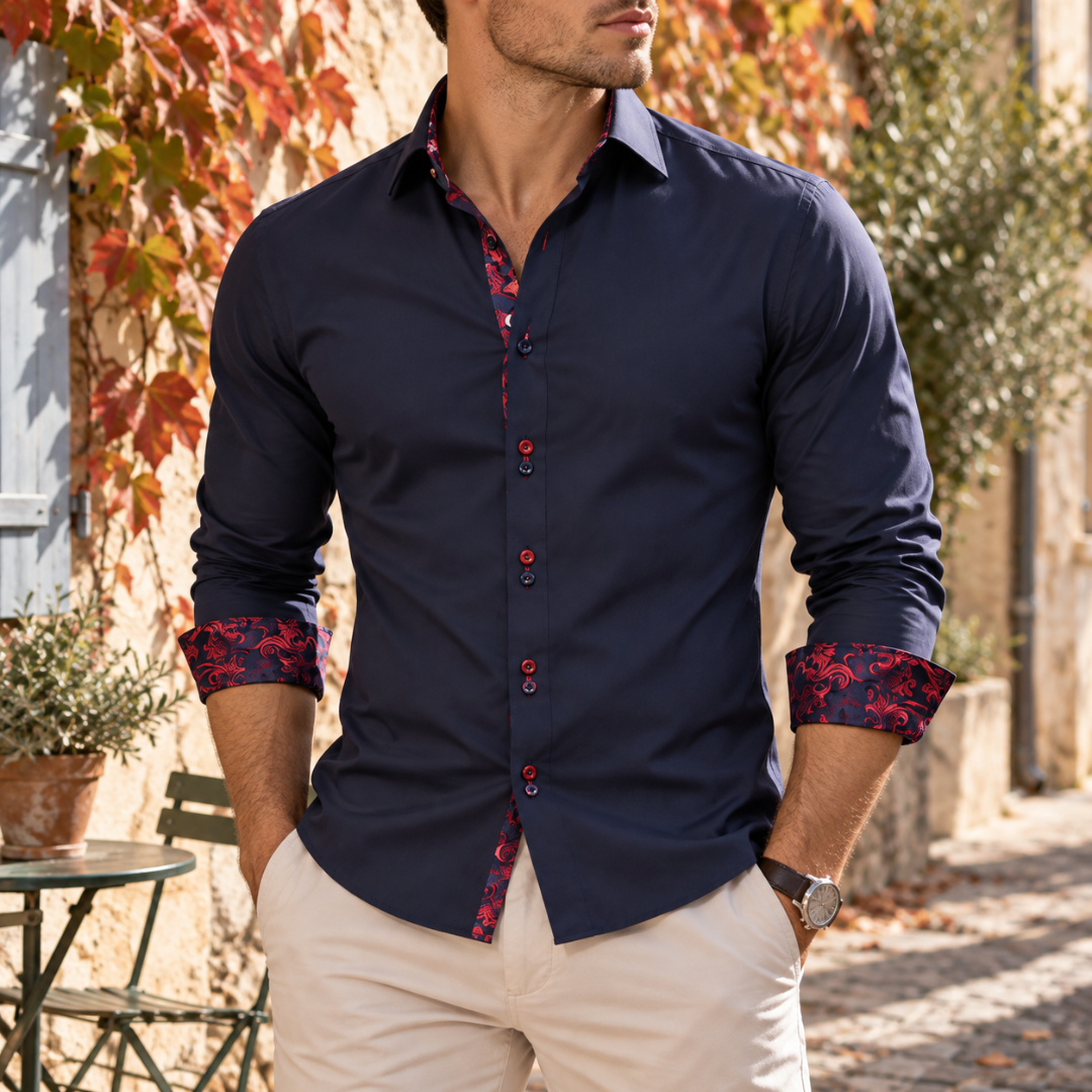 Chemise homme bleue avec patte de boutonnage et poignets imprimés rouges