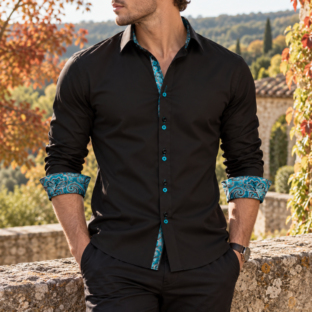 Chemise homme noire avec parements turquoise imprimés et boutons bleus