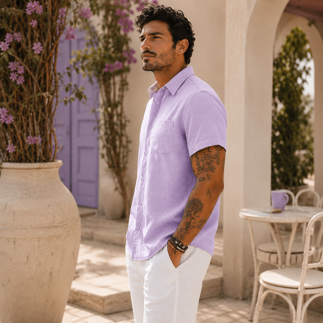 Chemise homme lin violet clair, vue de trois quarts, poche poitrine visible