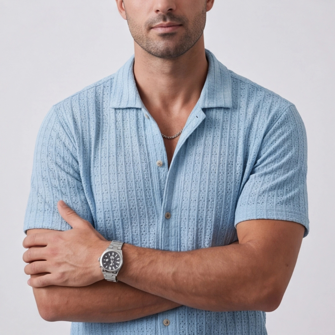 Chemise homme ajourée bleu clair bras croisés vue de face