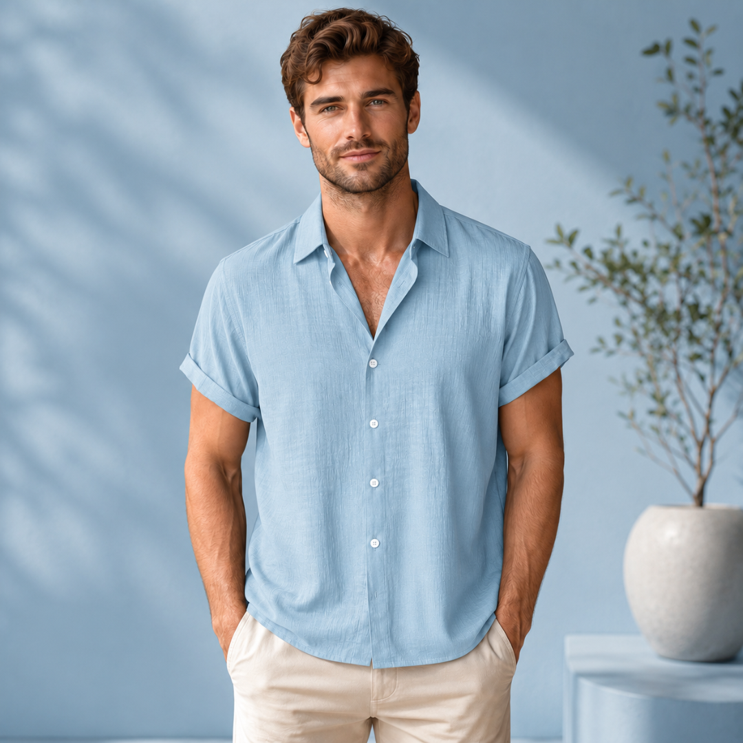 Chemise homme bleu clair manches courtes, allure décontractée