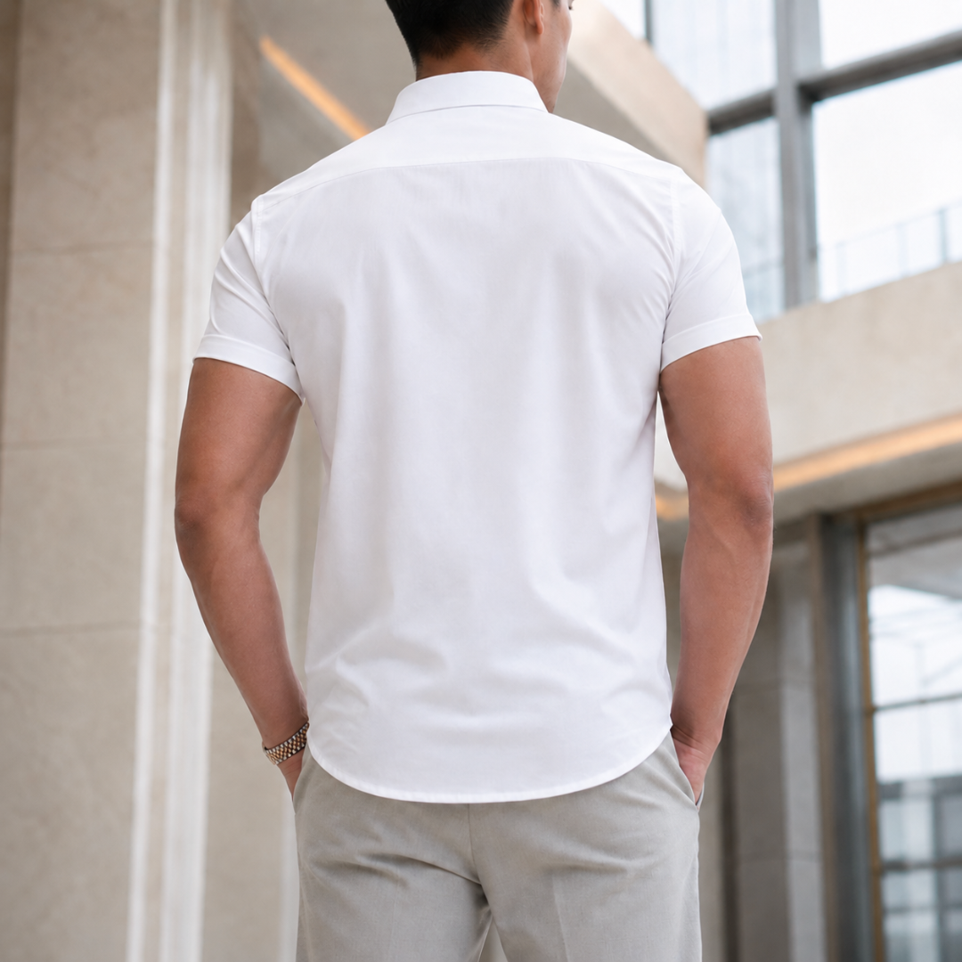Chemise homme blanche manches courtes vue de dos avec pantalon beige