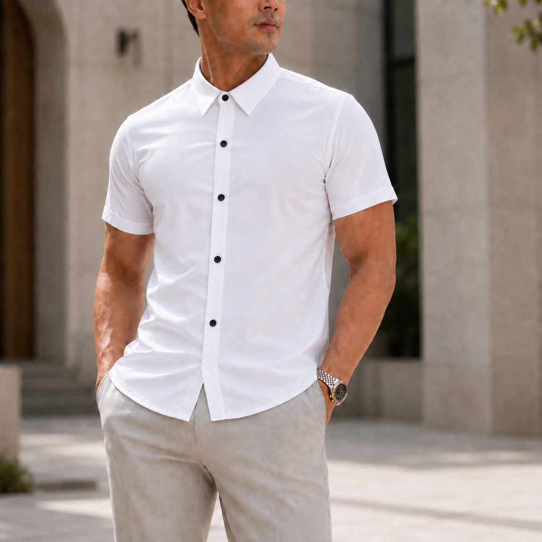 Chemise homme blanche manches courtes col boutonné portée en extérieur