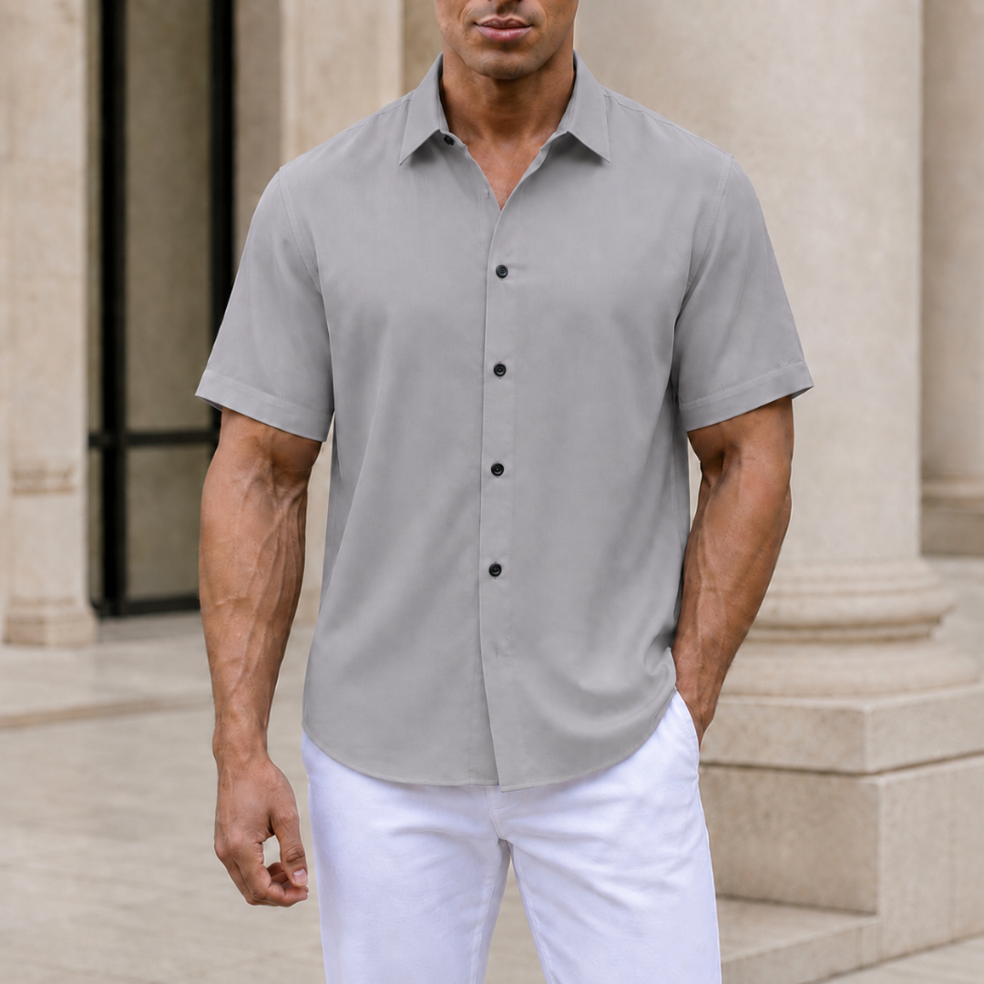 Chemise homme grise manches courtes col boutonné avec pantalon blanc