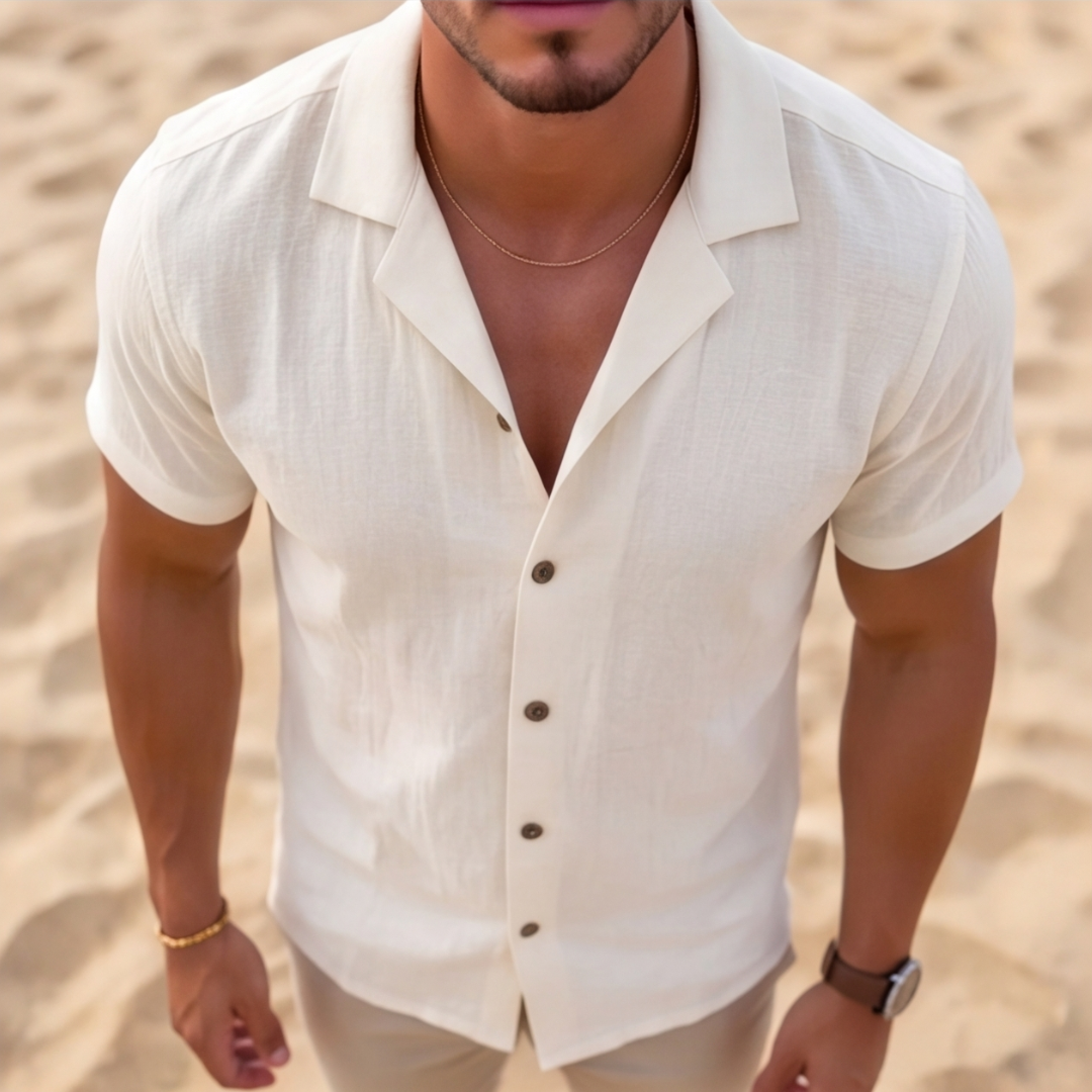 Chemise beige homme portée à la plage, vue de trois quarts