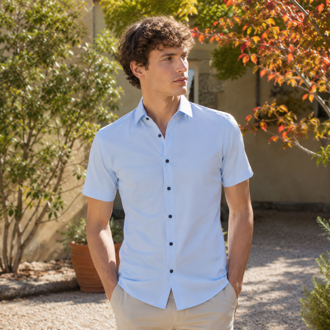 Chemise homme bleu clair à manches courtes, col ouvert et boutonnage foncé