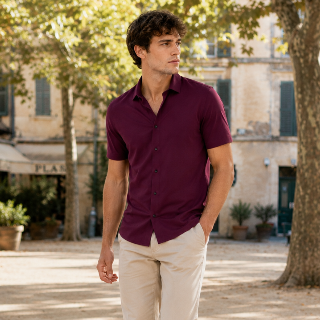 Homme en chemise rouge magenta à manches courtes, patte de boutons foncés bien visible