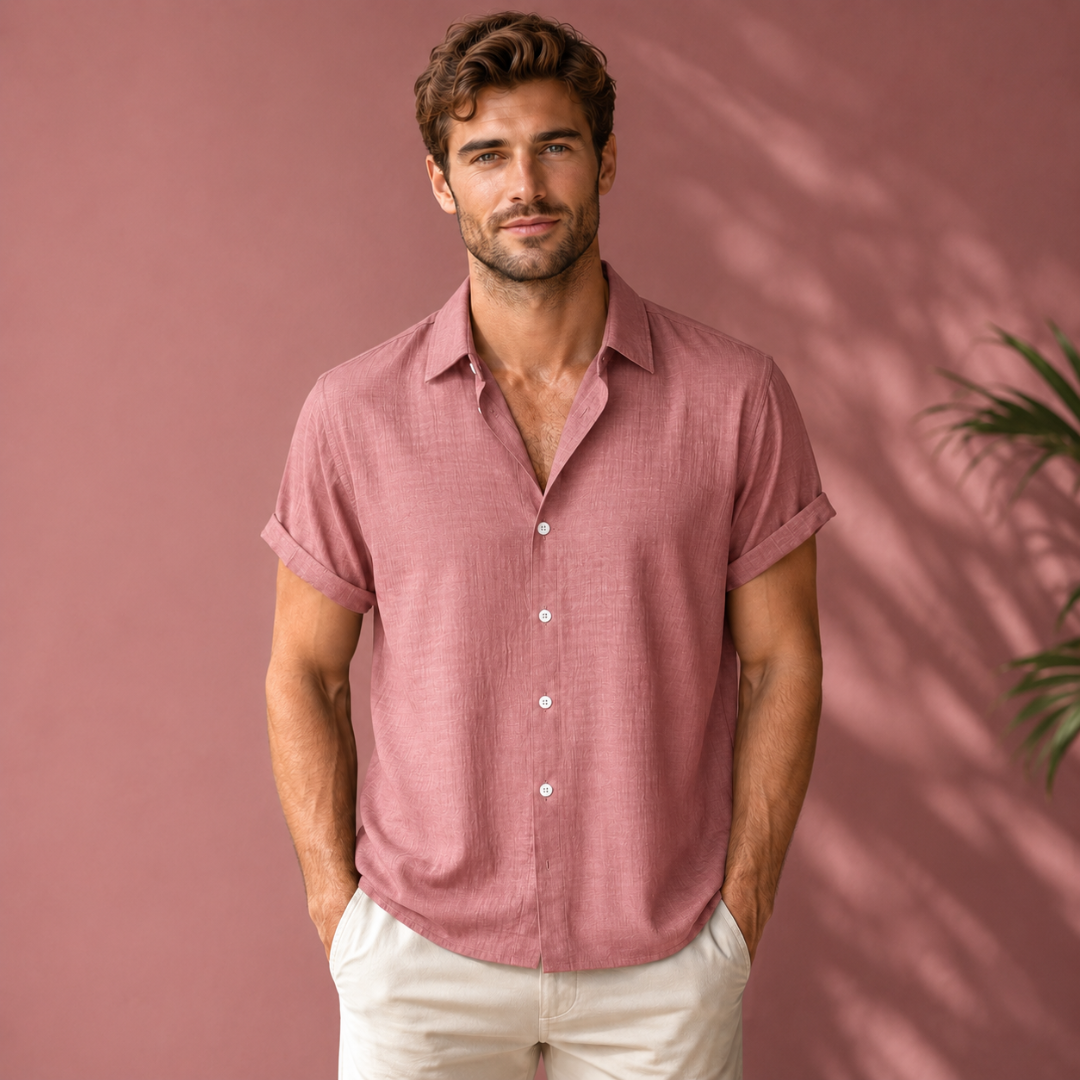 Chemise homme manches courtes rose foncé, vue de face, fond rose