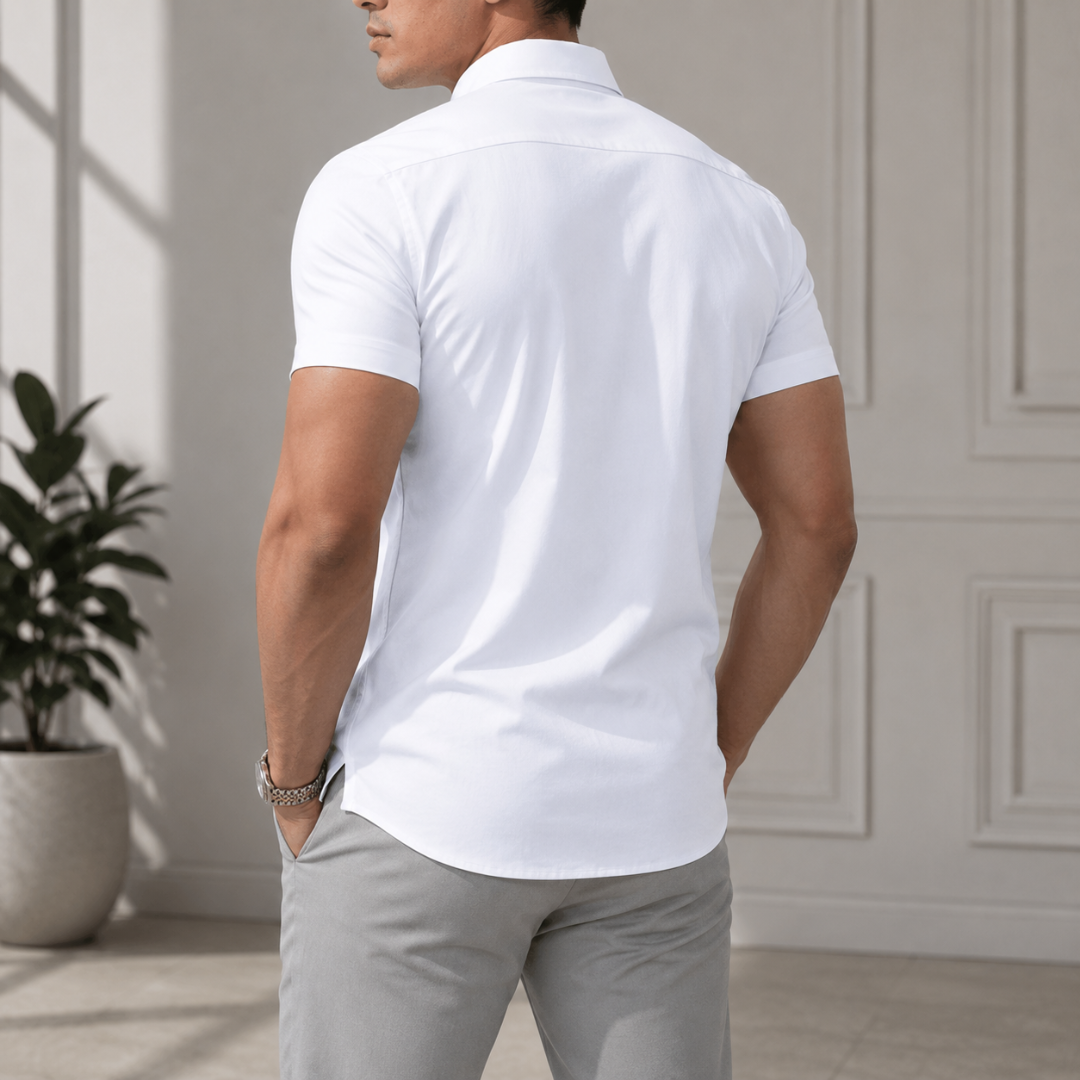 Chemise homme blanche coupe ajustée portée avec pantalon gris, vue de profil