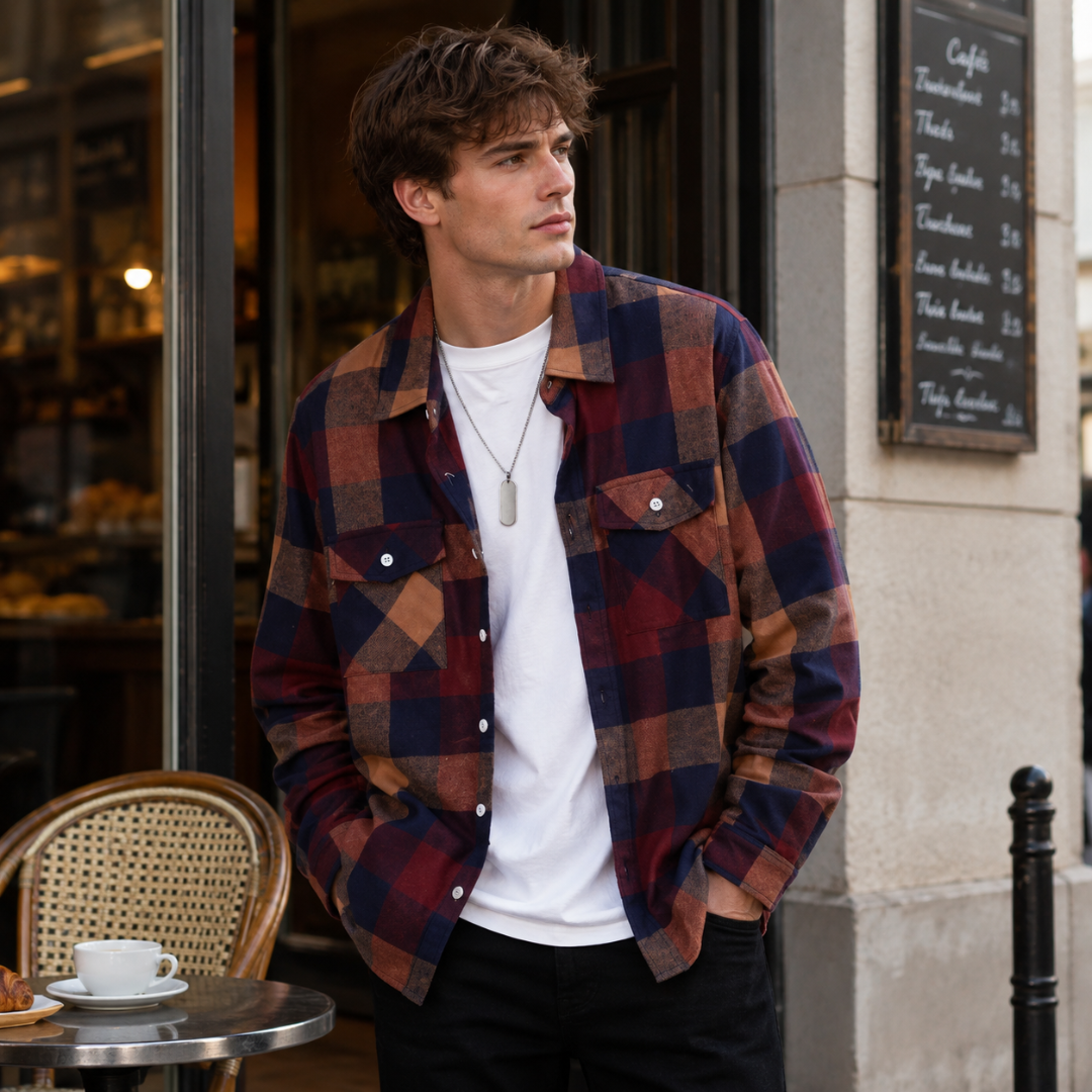 Chemise à carreaux marron multicolore portée en surchemise sur un t-shirt blanc et pantalon noir