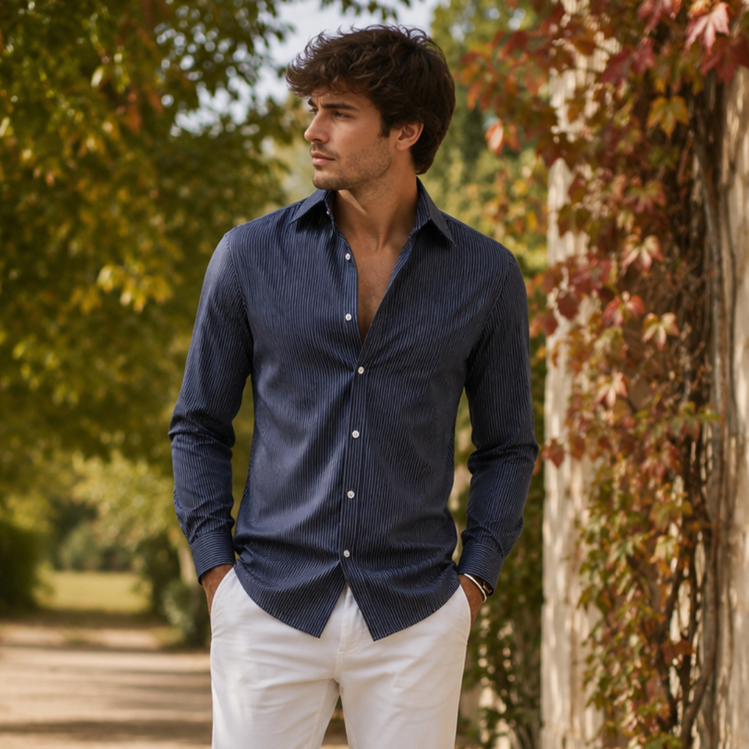 Chemise homme à fines rayures gris foncé, col ouvert et boutonnage devant