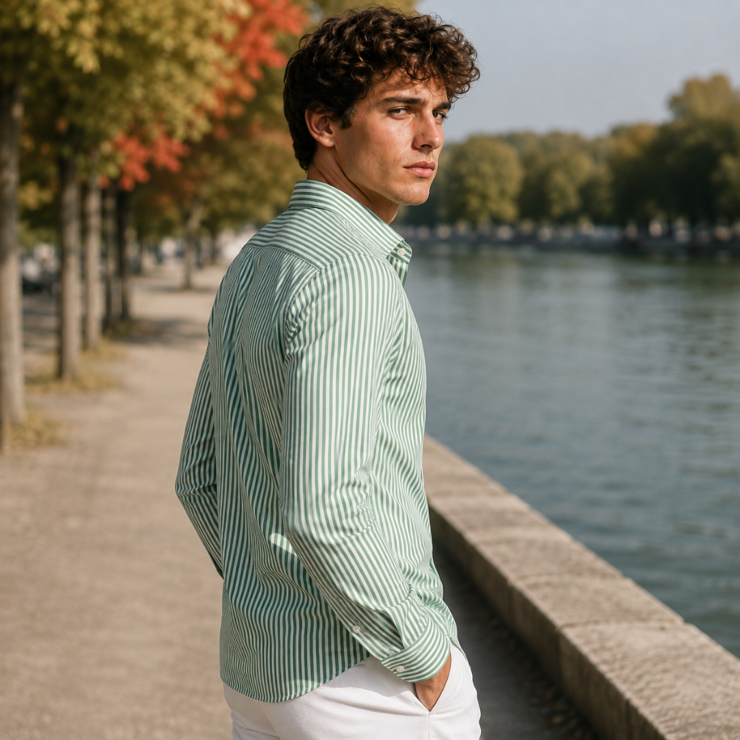 Vue de dos de la chemise homme verte à rayures verticales et manches longues