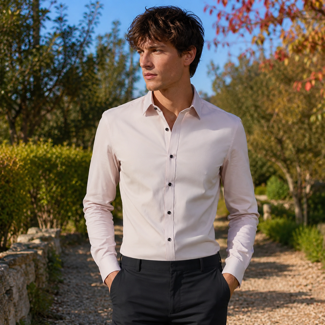 Chemise homme abricot très clair, boutons foncés alignés et manches longues
