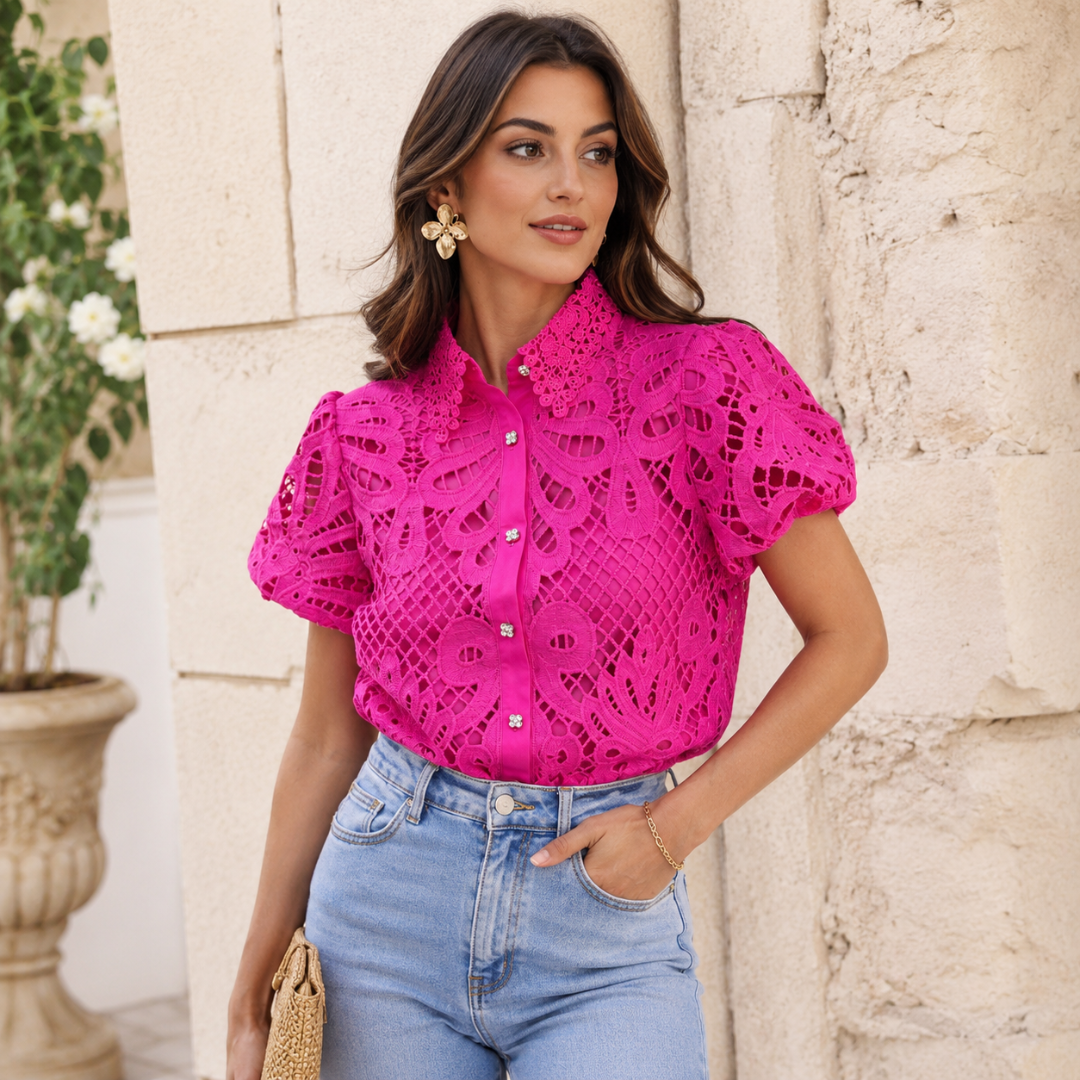 Chemisier femme rose ajouré porté de face, col montant festonné et boutons bijoux