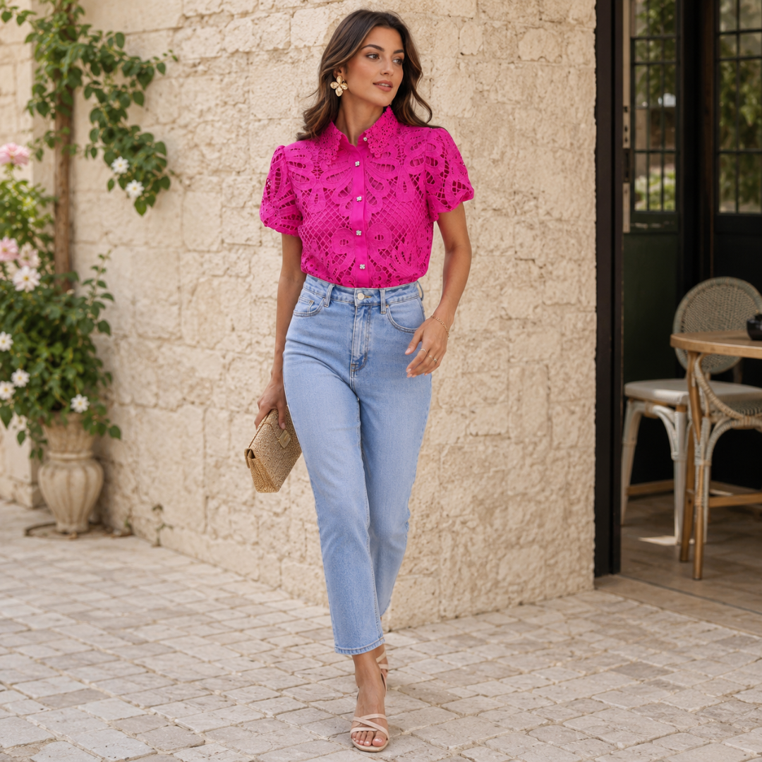 Silhouette complète avec chemisier rose ajouré associé à un pantalon taille haute clair