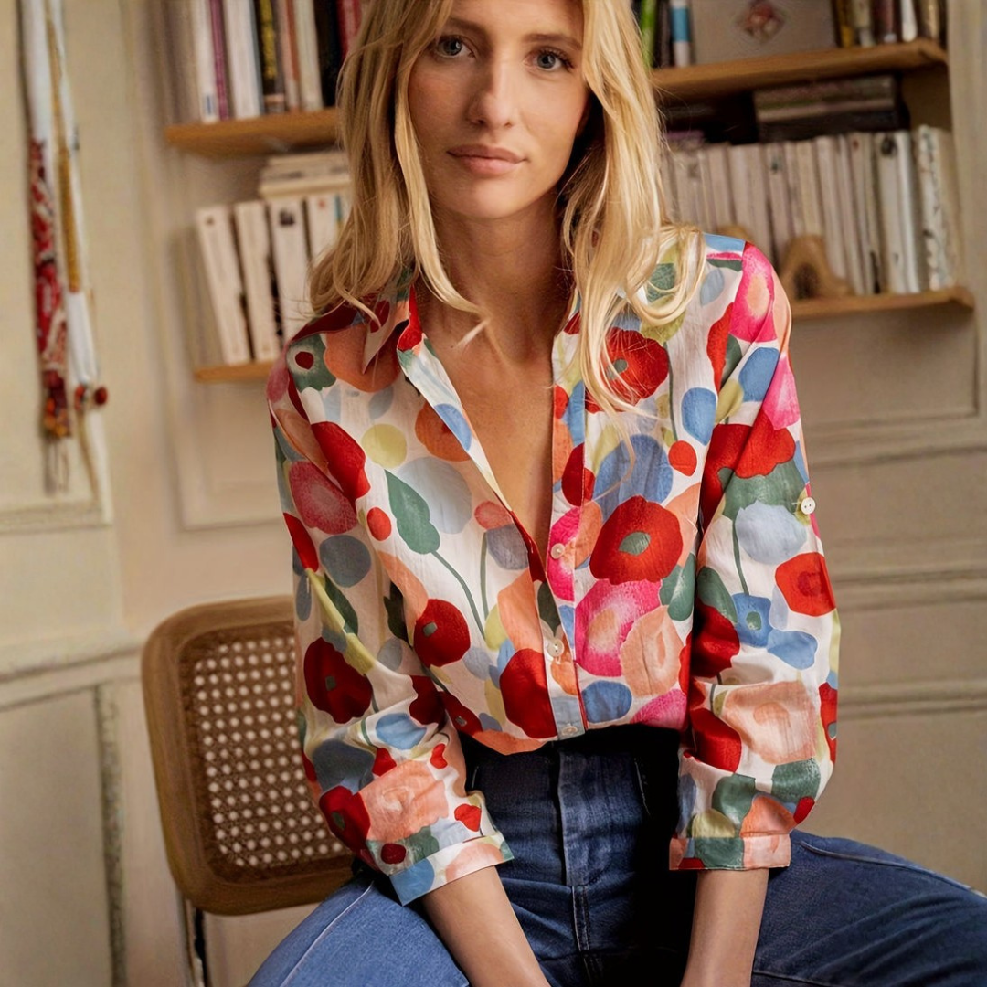 Chemisier femme imprimé fleuri multicolore col V manches longues, vue de face assise