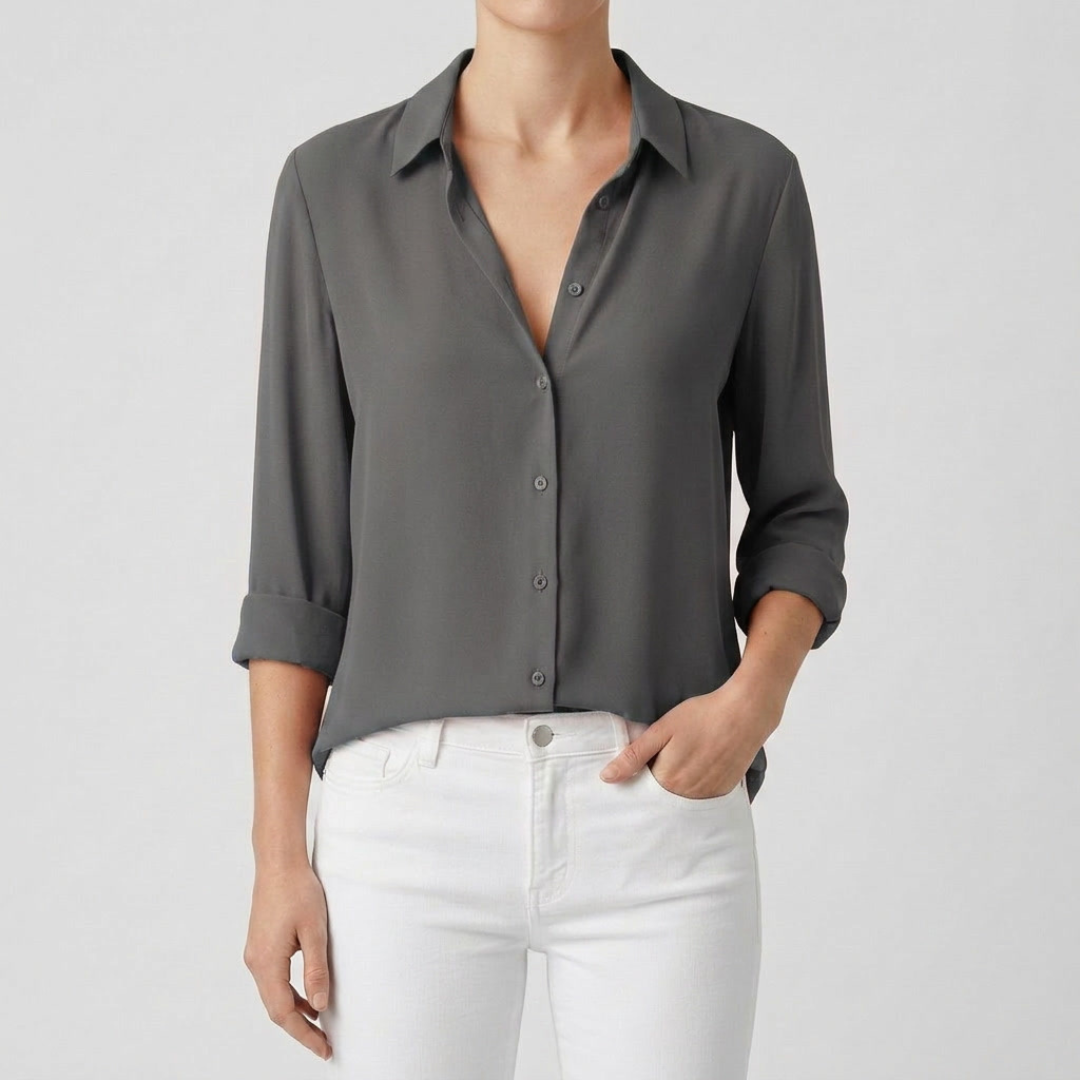 Chemisier Roxy gris col V porté avec jean blanc