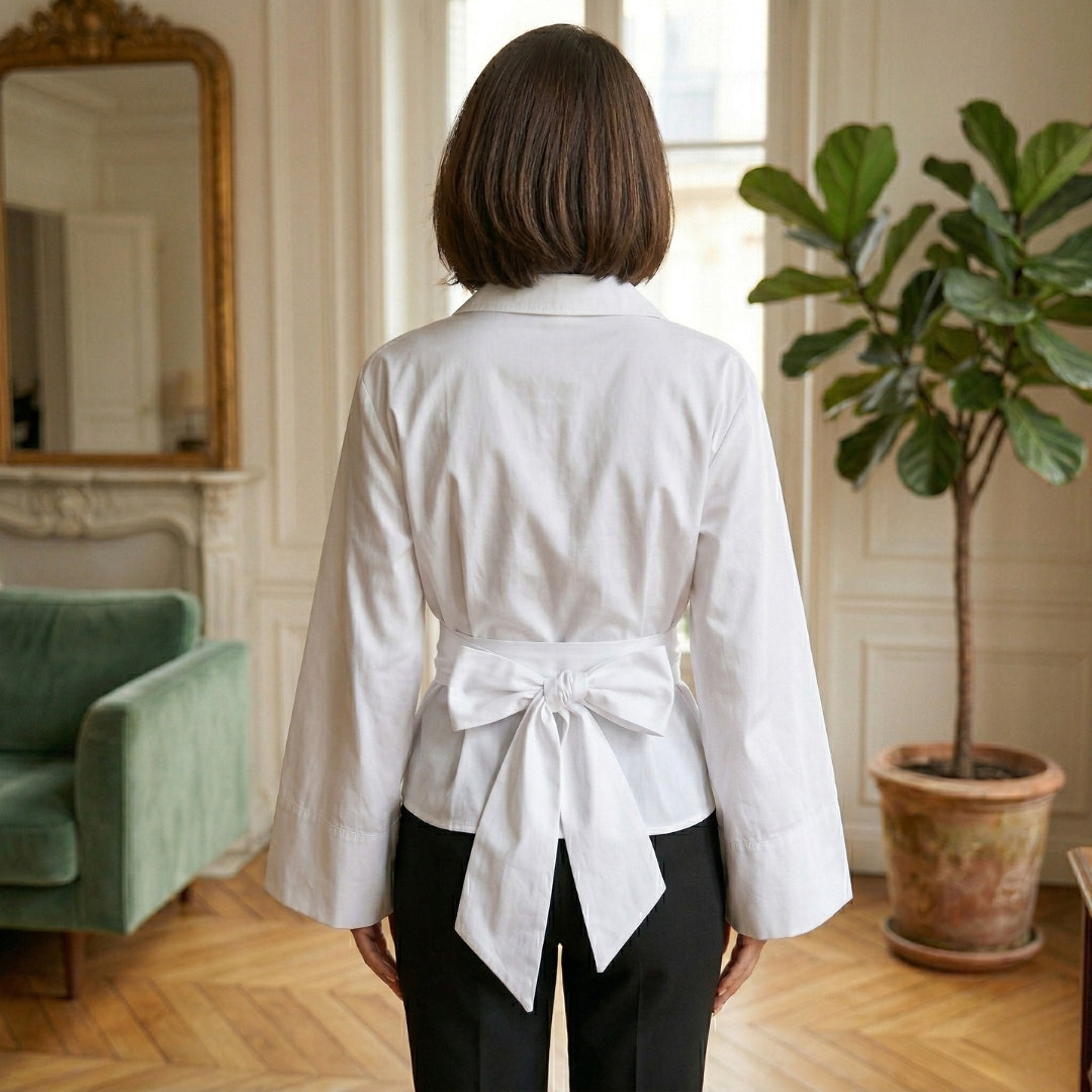 Chemisier blanc vu de dos avec grand nœud ceinturé à la taille