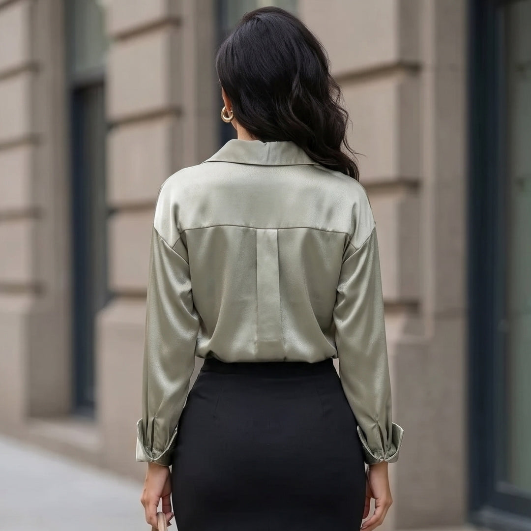 Chemisier femme vert sauge, pose dynamique vue de face