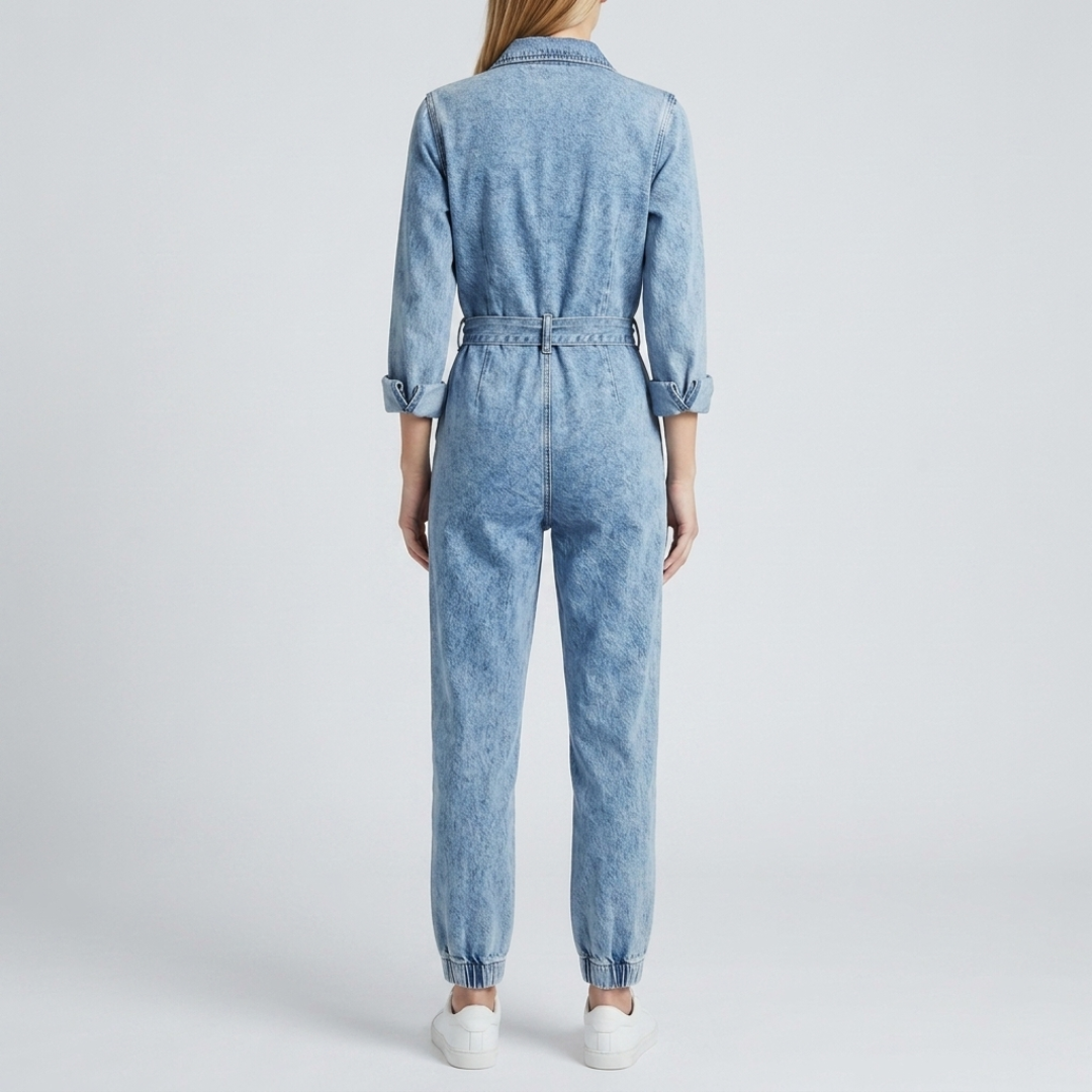 Combinaison denim femme vue de bas chevilles élastiquées et sneakers blanches