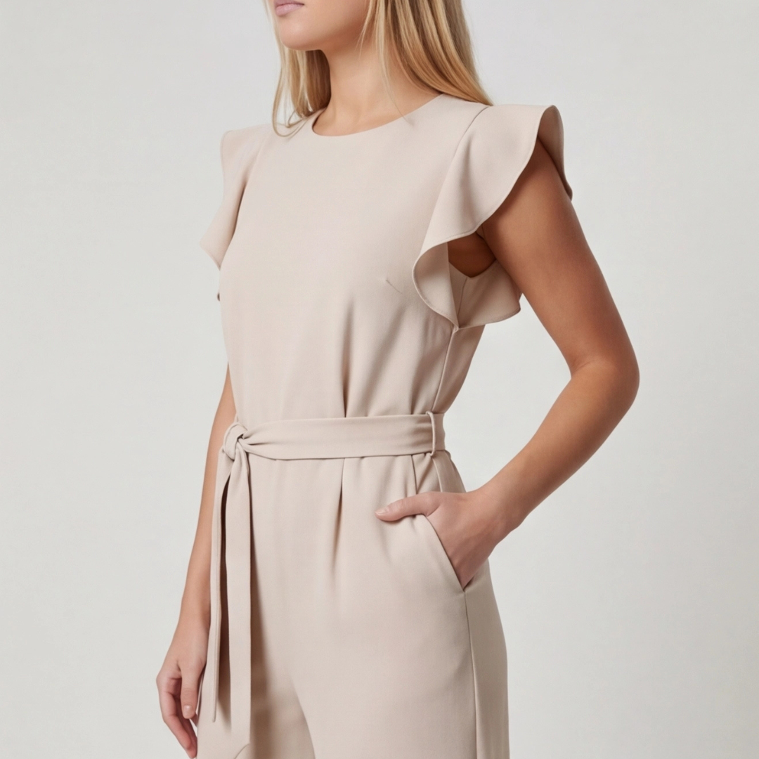 Combinaison femme beige col rond, vue de dos sur fond gris