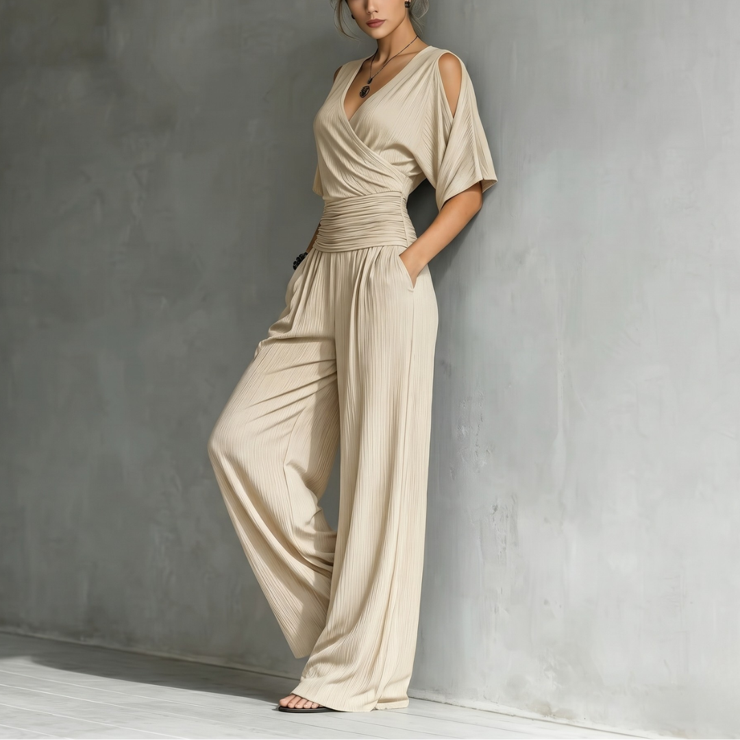 Combinaison beige jambes larges portée avec sandales vue de trois quarts