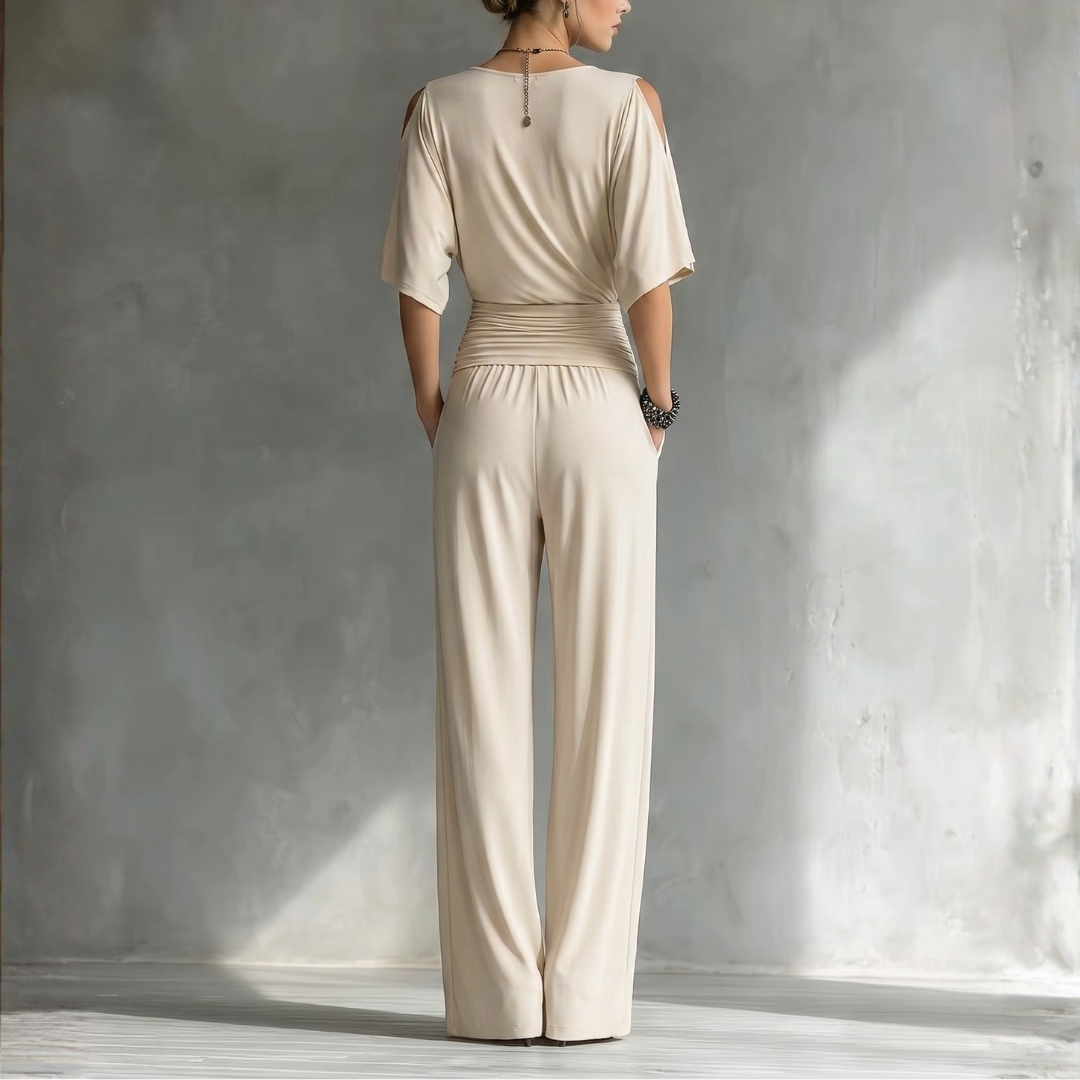 Combinaison beige ample silhouette entière fond gris clair