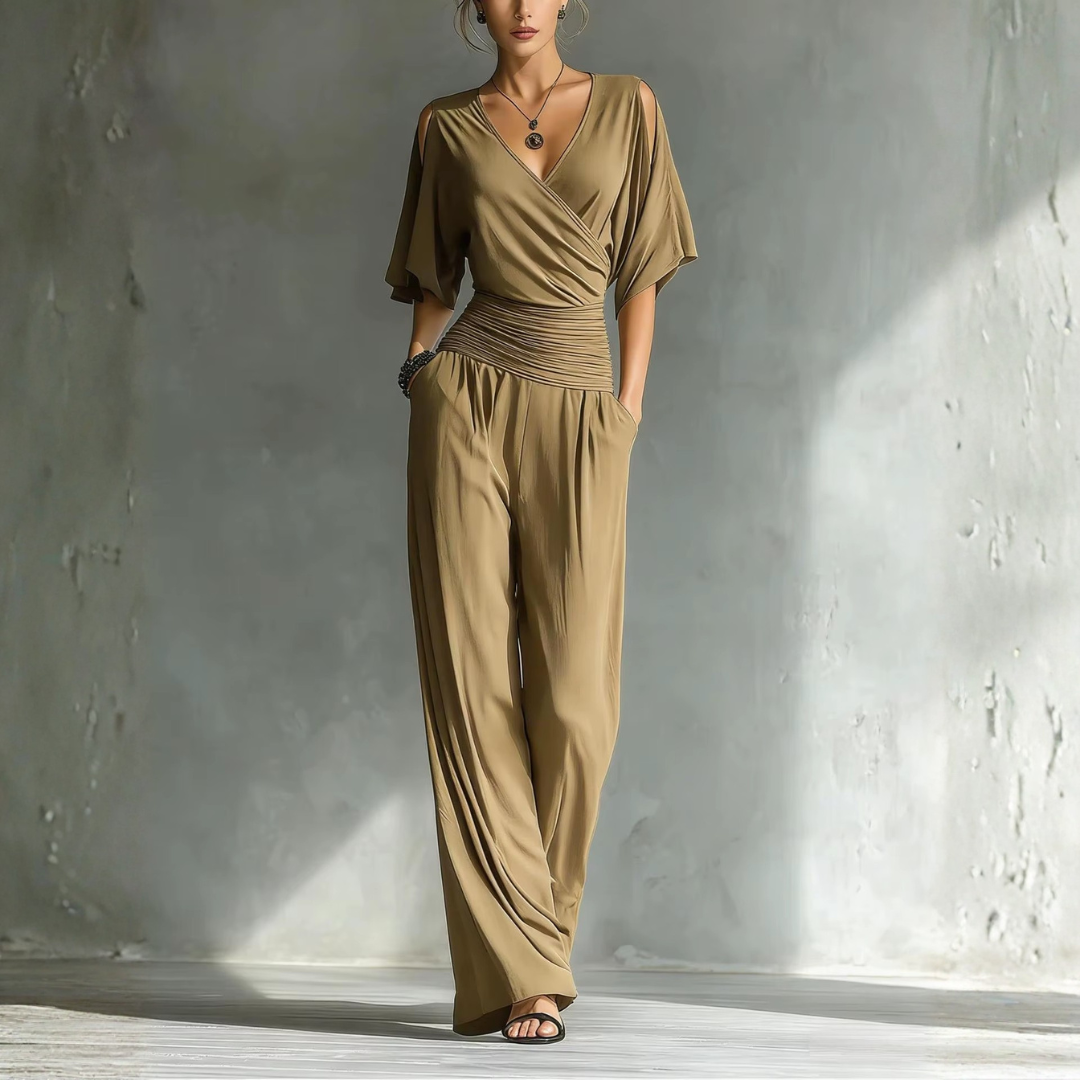 Combinaison femme kaki jambes larges portée avec sandales