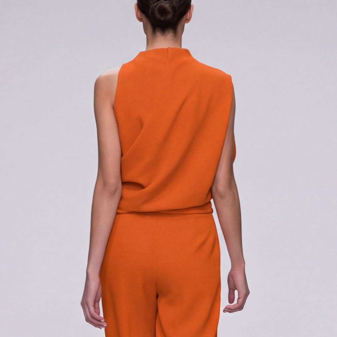 Combinaison orange vue de dos épaules dénudées