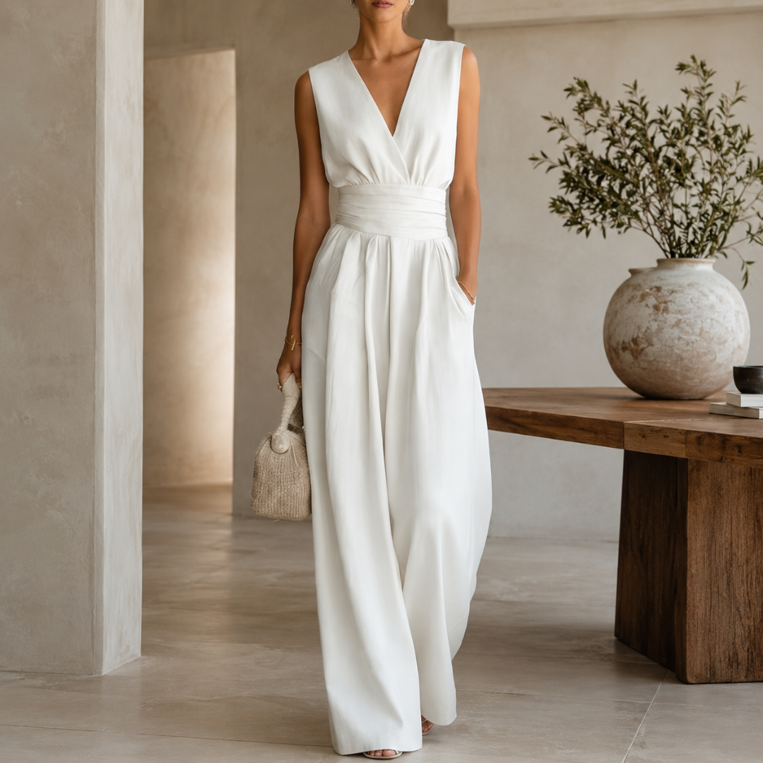 Combinaison blanche col V sans manches, vue de face, femme marchant pieds nus