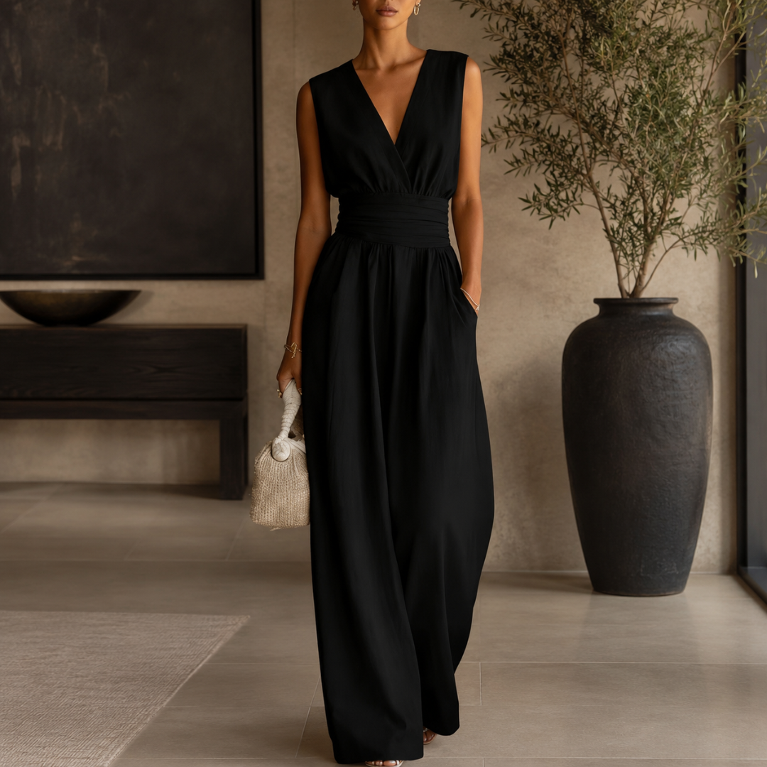 Combinaison noire col V ceinturée, look chic et intemporel