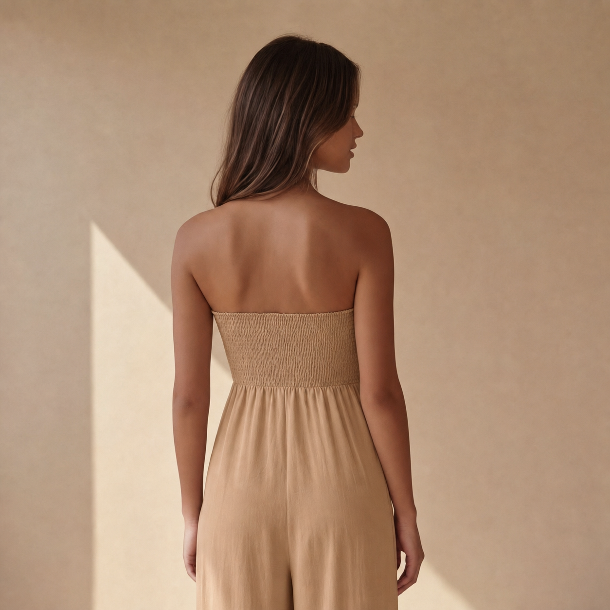 Combinaison sans bretelles beige sable vue dos silhouette complète