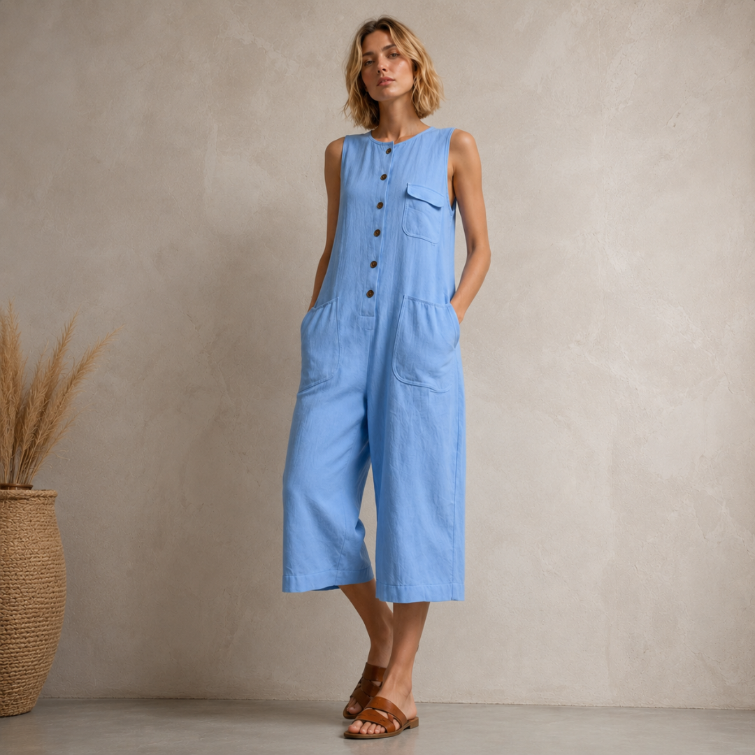 Combinaison bleue vue de trois quarts en mouvement, coupe ample jambe large