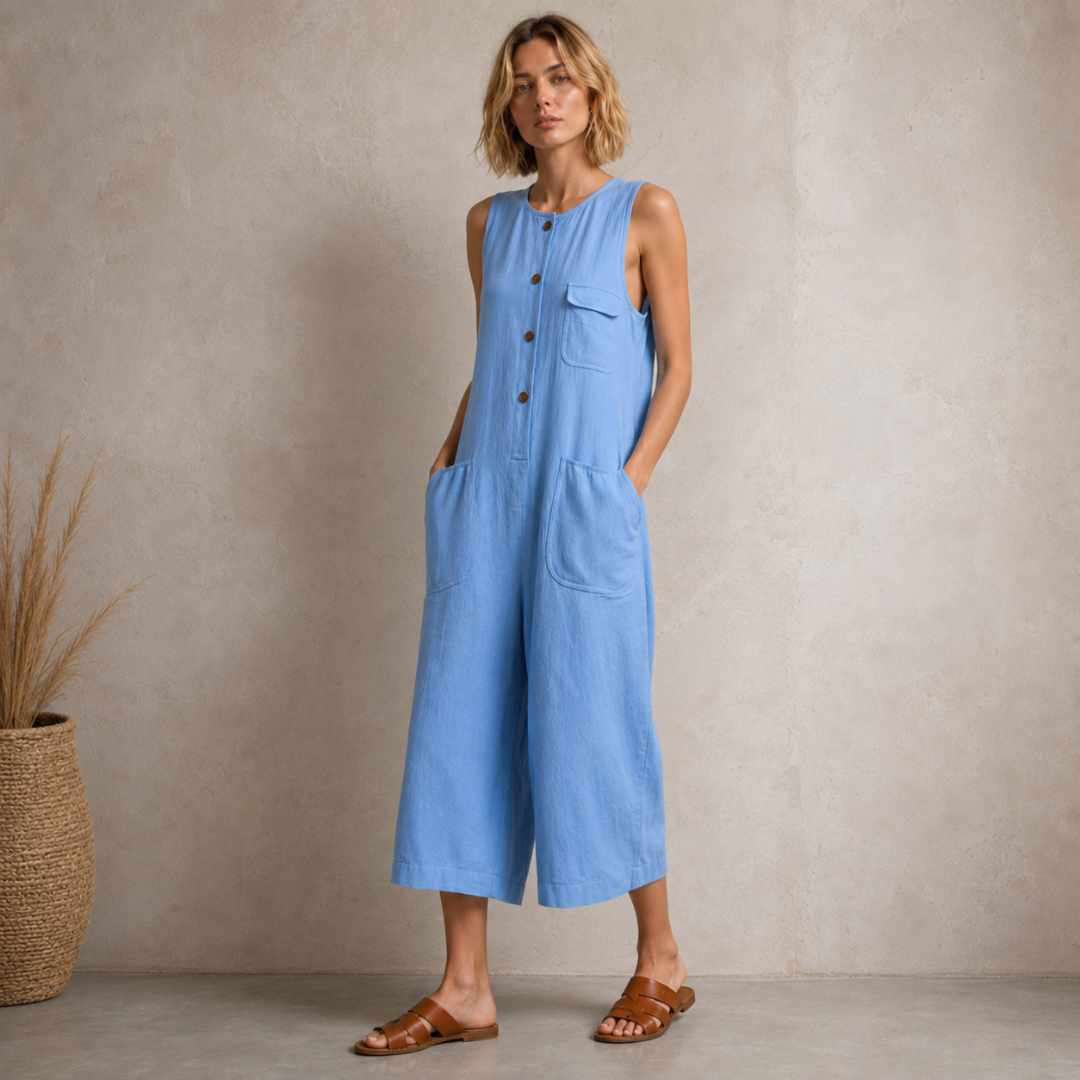 Combinaison bleue à jambe large portée avec sandales, allure bohème estivale