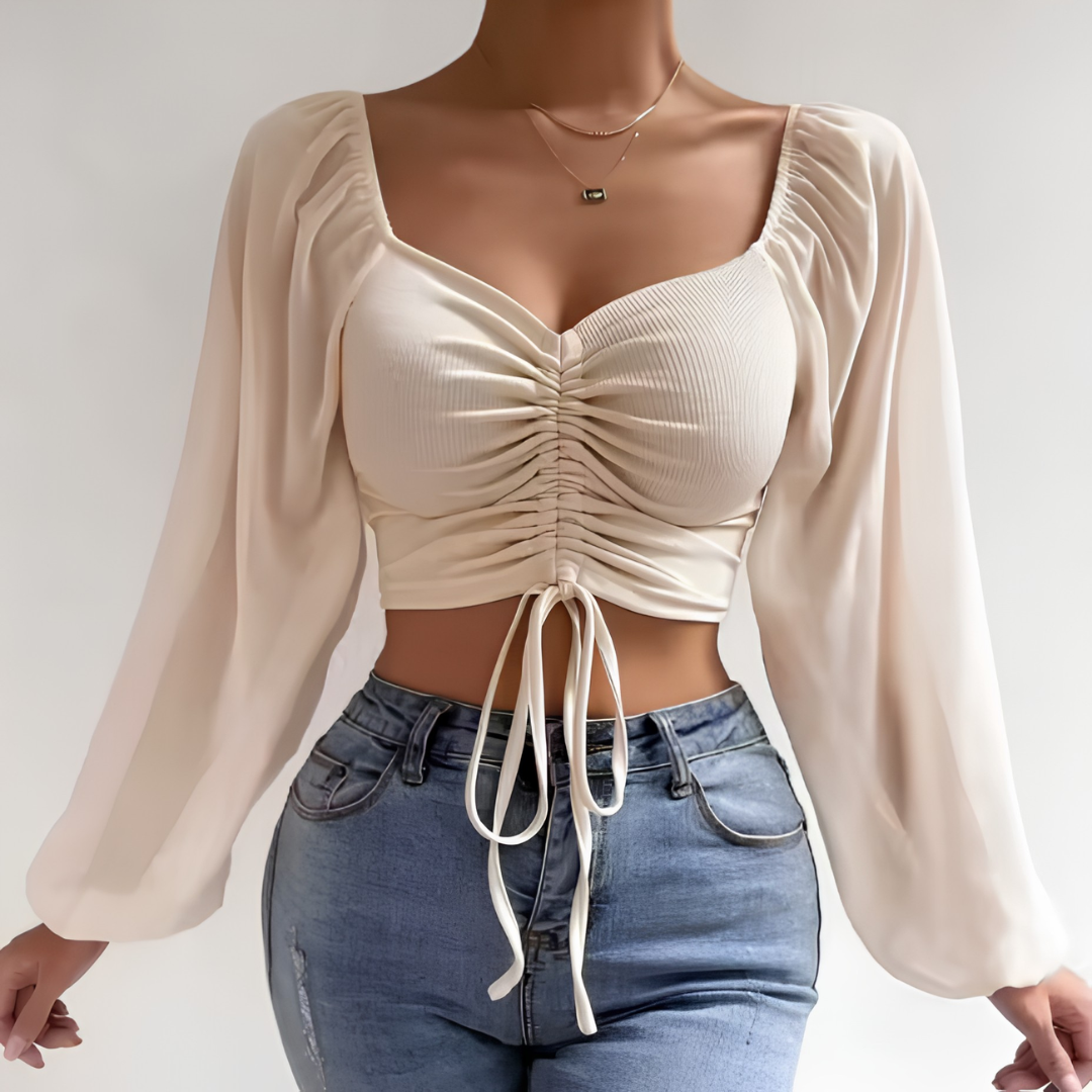 Crop top beige manches longues, col cœur froncé et lacet noué devant