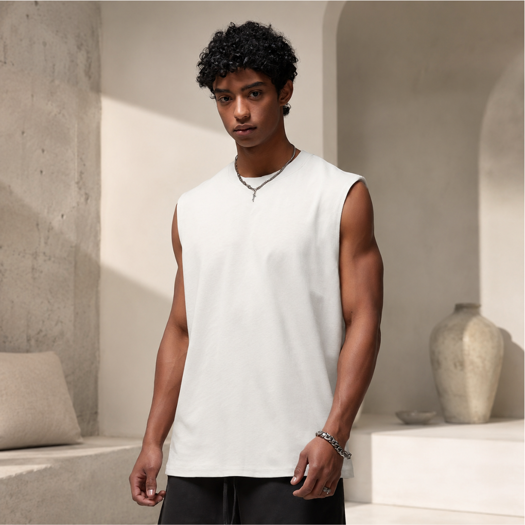 Débardeur blanc oversize porté de face avec collier en argent
