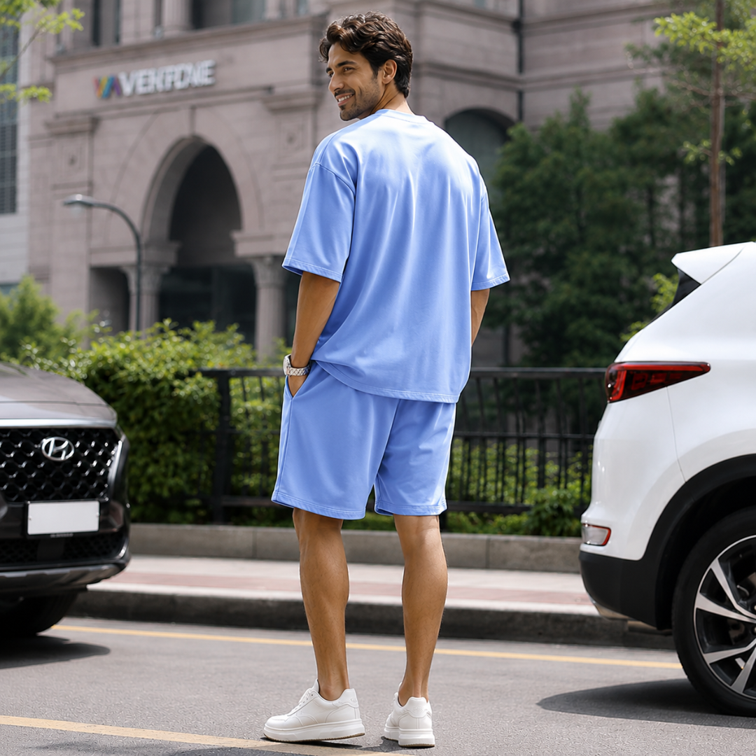 Homme marchant en ensemble bleu clair, vue de profil dans un cadre urbain