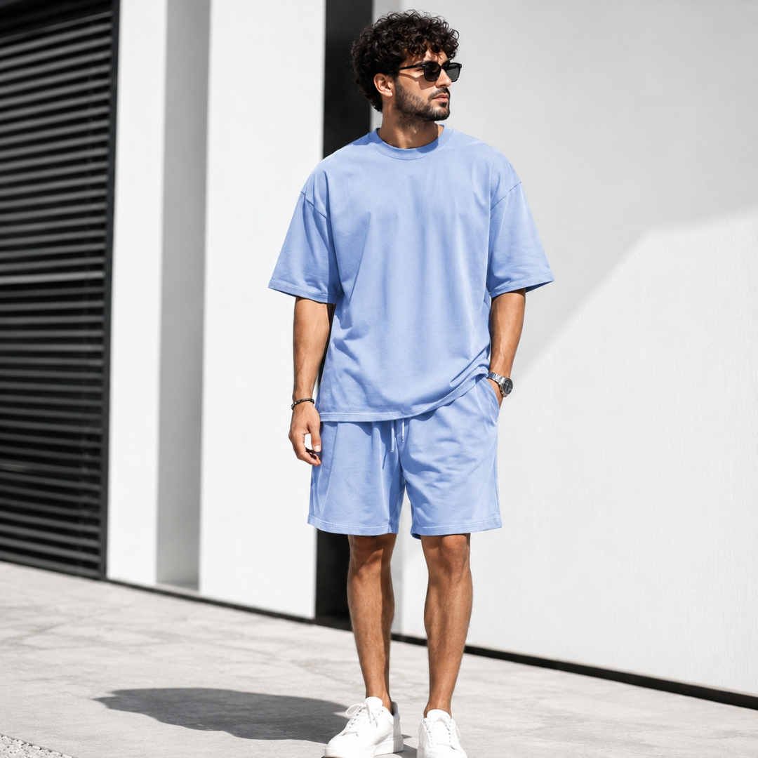 Ensemble deux pièces homme bleu clair t-shirt oversize et short porté en extérieur