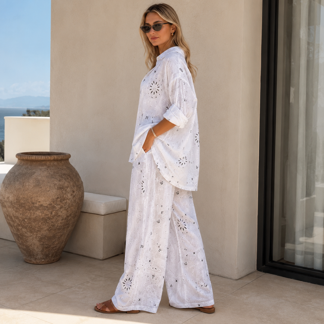 Vue de profil de l'ensemble blanc, chemise fluide et pantalon large à imprimé bohème