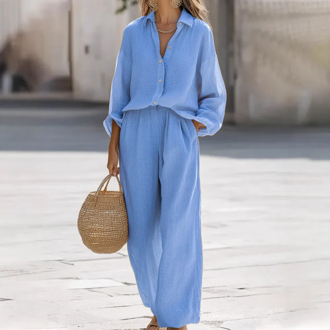 Tenue coordonnée femme coloris bleu, chemise à boutons et pantalon large