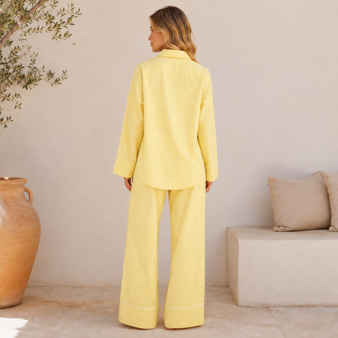 Dos de l'ensemble femme jaune rayé, chemise ample et pantalon large