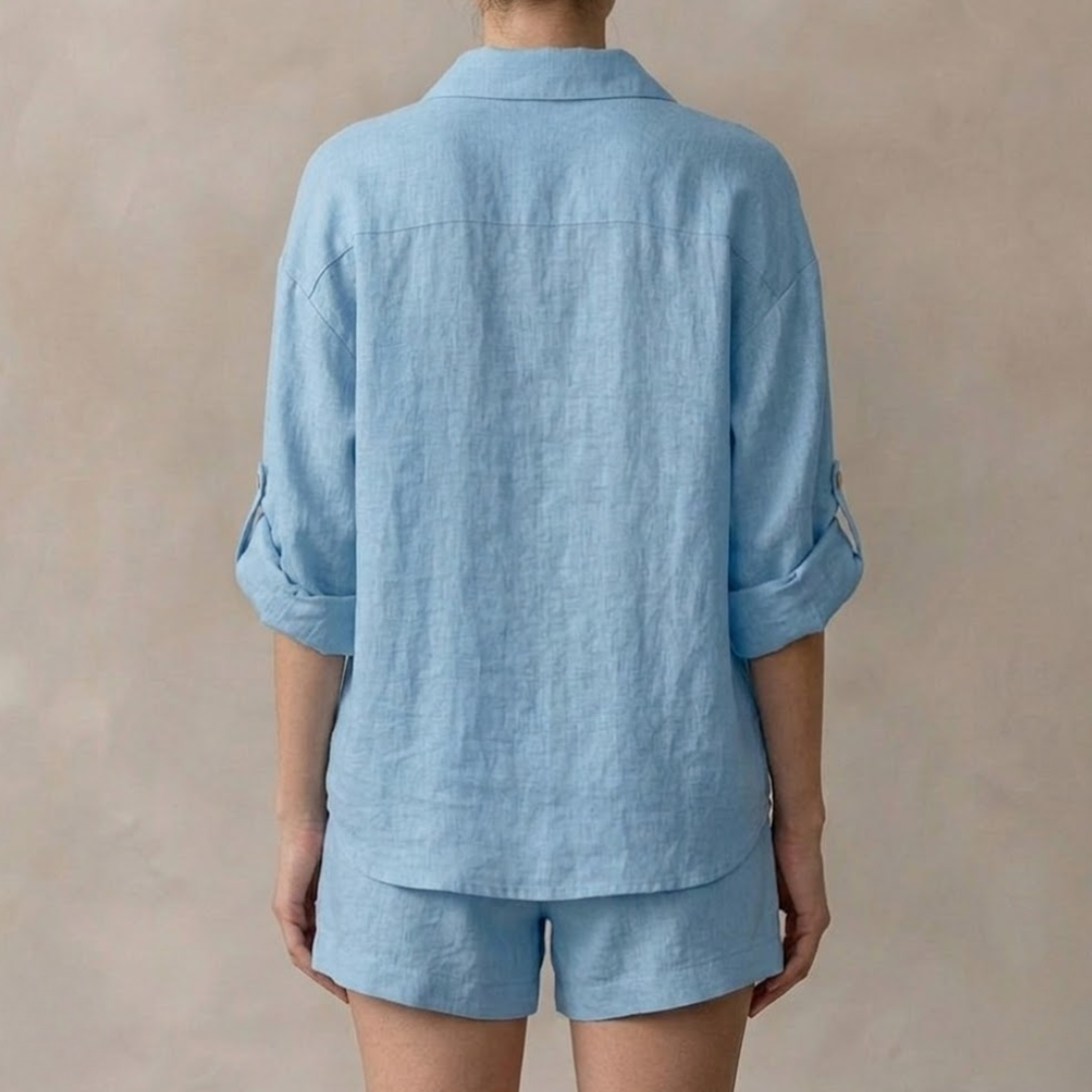 Détail chemise oversize bleu clair manches retroussées, vue de côté